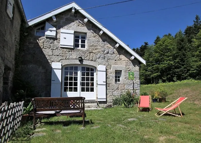 Nature Au Chambon-sur-lignon: Terrasse, Wifi, Proche Activités Et Commerces - Fr-1-582-137 Hébergement de vacances *